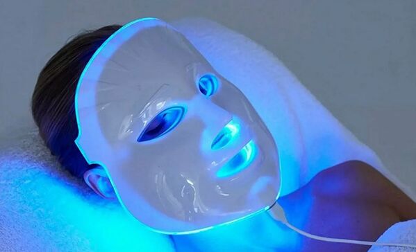 LED fényterápiás kezelés az arcbőr életkorral összefüggő változásainak leküzdésére