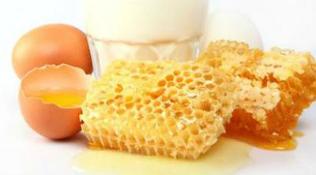 tojás - méz maszk az arcbőr fiatalítására